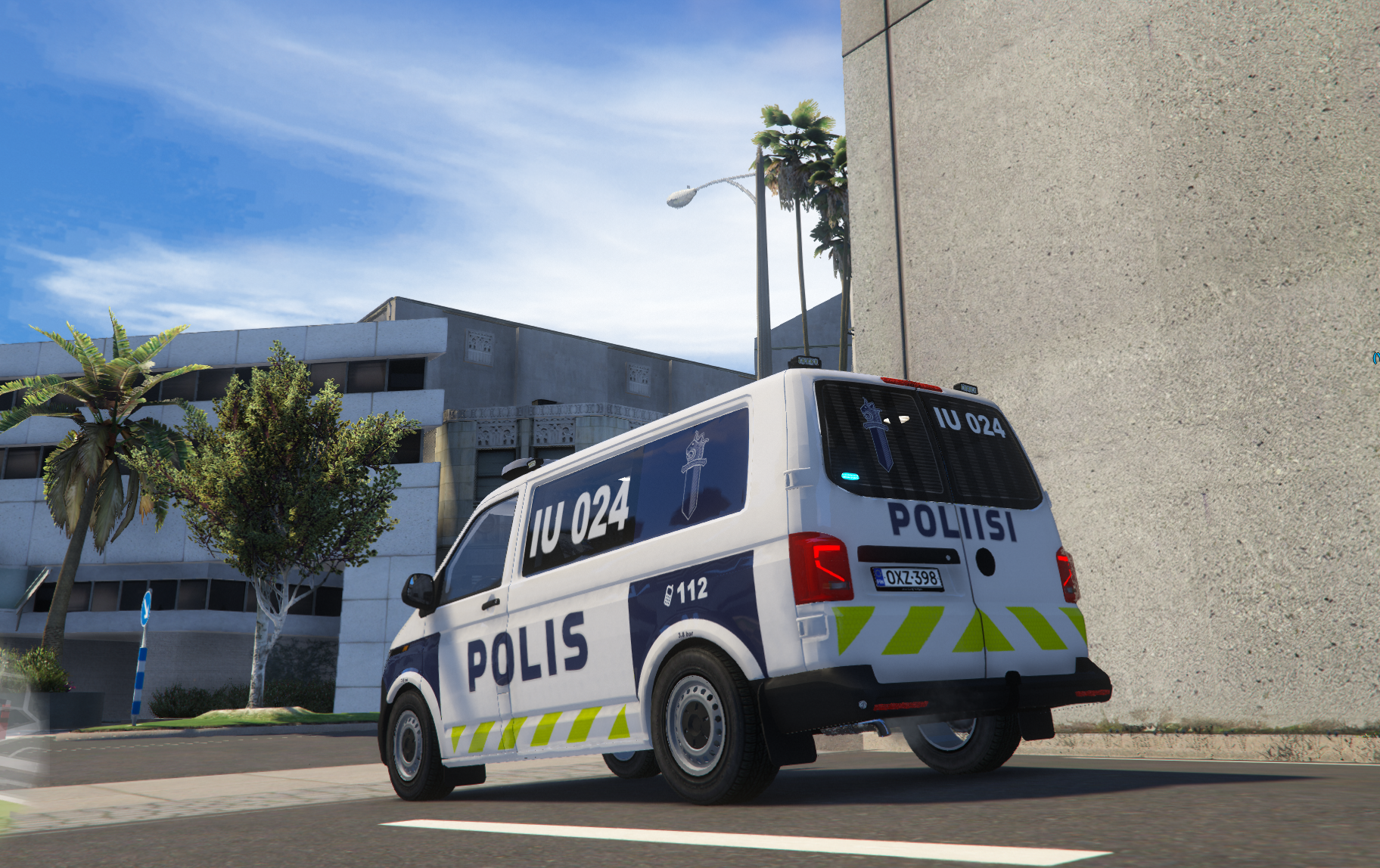 Poliisin IU 024 lähdössä kentälle partioimaan