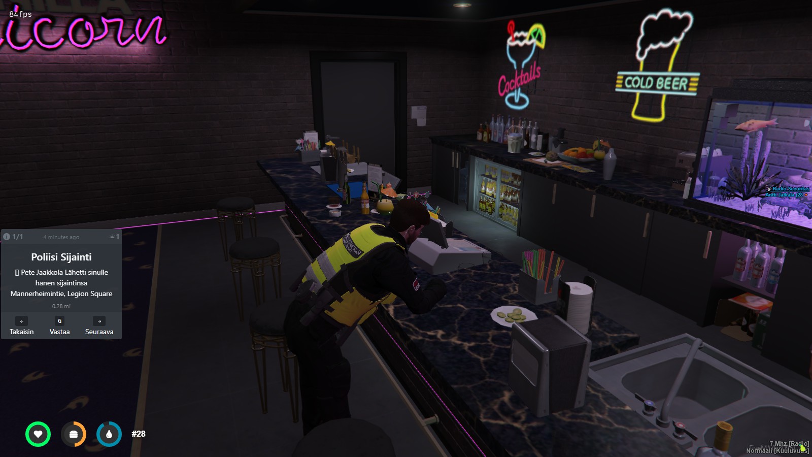 Järjestyksenvalvoja Unicornilla valvomassa tilannetta